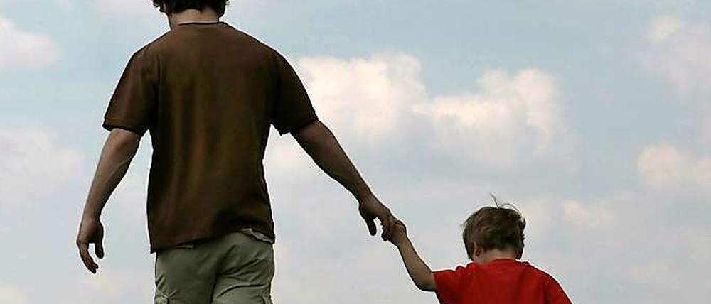 Für biologische Väter könnte es künftig schwerer werden, ihre Vaterschaft anerkennen zu lassen.