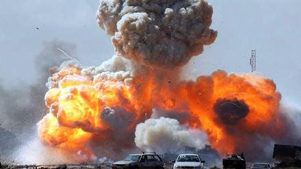 Angriff des Westens ohne deutsche Unterstützung: Alliierte Flugzeuge bombardieren im März 2011 Gaddafis Truppen in Libyen.