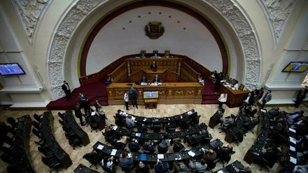Abgeordnete der oppositionell kontrollierten Nationalversammlung diskutieren Maßnahmen gegen den venezolanischen Präsidenten Maduro. 