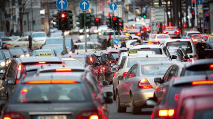 Nach den Manipulationen der Autokonzerne drohen in mehreren deutschen Städten Fahrverbote für Diesel-Fahrzeuge.