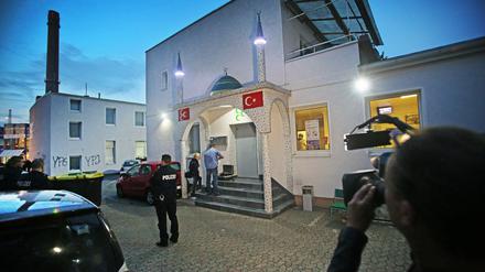 Eine Moschee ist Bielefeld (Nordrhein-Westfalen) von der Polizei abgesperrt. In Bielefeld haben mindestens 25 Vermummte eine türkische Moschee angegriffen und mehrere Autos beschädigt.