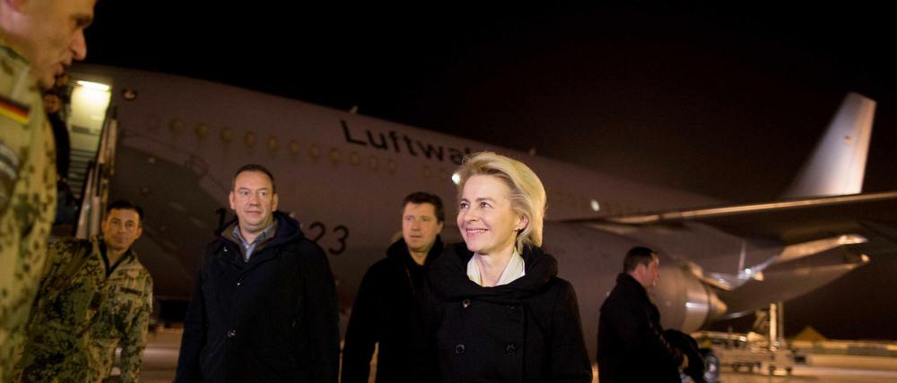 Bundesverteidigungsministerin Ursula von der Leyen (CDU) wird am 06.12.2015 auf dem Militärflughafen inMasar-i-Scharif von Brigadegeneral Andreas Hannemann begrüßt. 