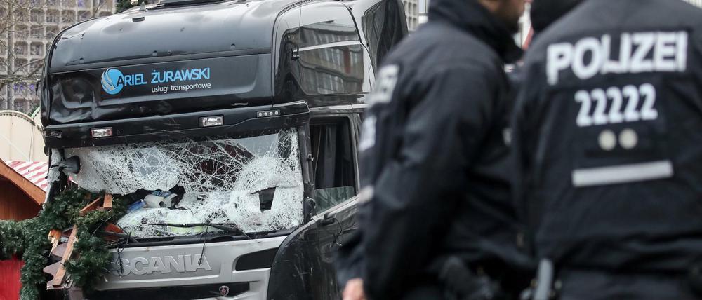 Polizisten stehen am 20. Dezember vor dem zerstörten LKW am Breitscheidplatz in Berlin. Der Attentäter Anis Amri ist seit Ende 2015 nahezu wöchentlich Thema bei deutschen Behörden gewesen, wie aus einer vertraulichen Chronologie der Bundesministerien des Innern und der Justiz hervorgeht. 
