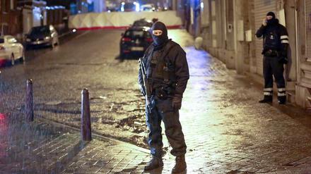Polizisten sperren den Tatort im belgischen Verviers.