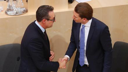 FPÖ-Chef Heinz-Christian Strache (links) mit Bundeskanzler Sebastian Kurz (ÖVP). Bisher stieß das Bündnis nur auf schwache Proteste.