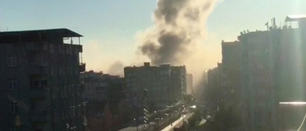 Rauch über Diyarbakir nach einer Explosion in der Nähe des Polizei-Hauptquartiers.