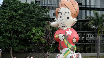 Brasiliens Präsidentin Dilma Rousseff wird vorm Gerichtssaal als Lügen-Pinocchio dargestellt.