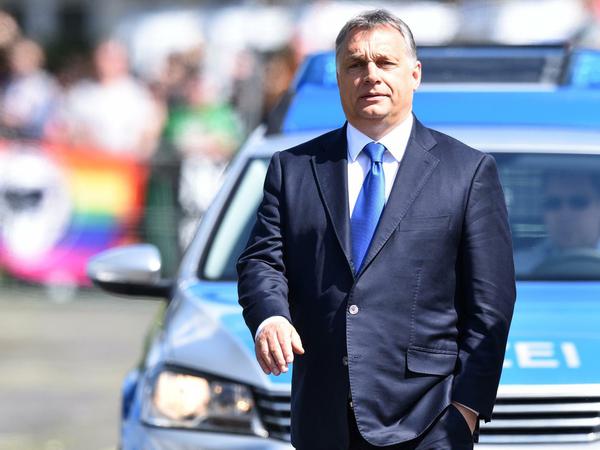 Ungarns Ministerpräsident Viktor Orban verlässt gegen Mittag Kohls Privathaus in Oggersheim. 