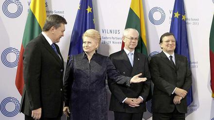 Der ukrainische Präsident Viktor Janukowitsch, die litauische Staatschefin Dalia Grybauskaite, EU-Ratspräsident Herman van Rompuy und EU-Kommissionschef José Manuel Barroso beim EU-Gipfel in Vilnius.