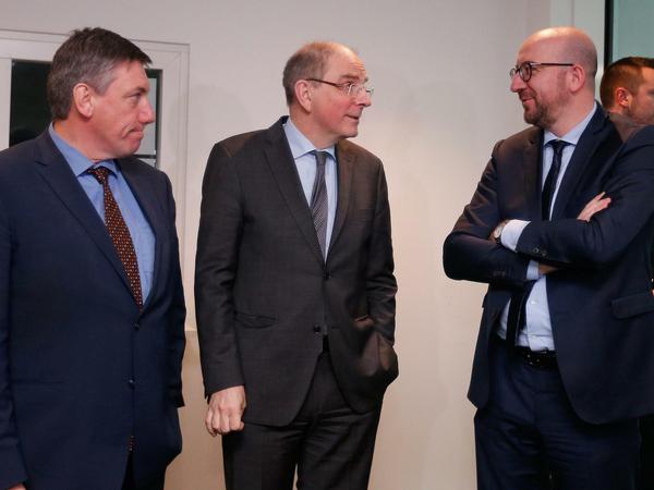 Belgiens Premierminister Charles Michel (r.) mit Innenminister Jan Jambon (l.) und Justizminister Koen Geens.
