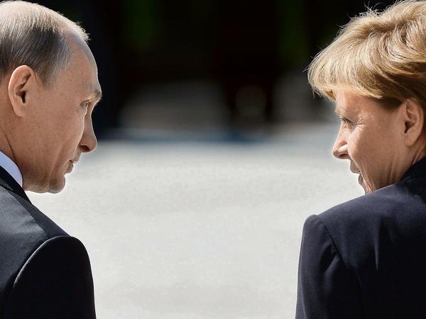 Mehr miteinander reden: Die deutsche Politik sollte alles daran setzen, endlich einen europäischen Diskurs über eine gesamteuropäische Friedensordnung zu beginnen. Hier sind Kanzlerin Merkel und Russlands Präsident Putin im Mai 2015 am Grab des Unbekannten Soldaten in Moskau im Gespräch. 