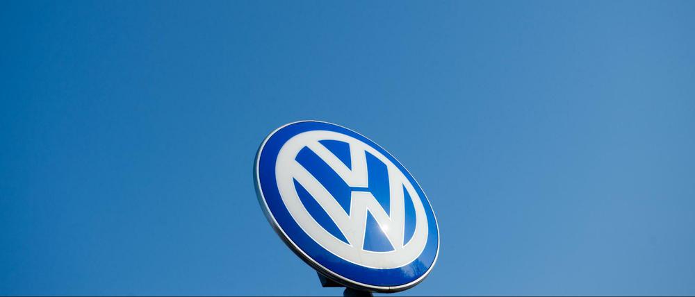 Ein Volkswagen-Logo am Volkswagen Werk in Wolfsburg. 