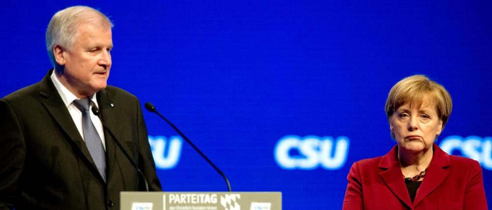 Szenen einer Entfremdung. Bundeskanzlerin Angela Merkel lauscht am 20.11.2015 auf dem CSU-Parteitag in München der Rede des bayerischen Ministerpräsidenten Horst Seehofer (CSU). 