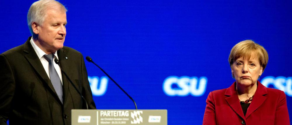 Gespalten: Horst Seehofer und Angela Merkel beim CSU-Parteitag am 20. November 2015 in München.