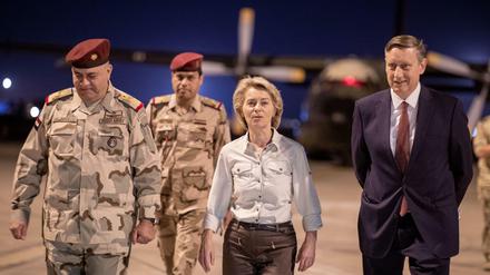 Ursula von der Leyen (CDU), Bundesministerin der Verteidigung, auf dem Flughafen von Bagdad.