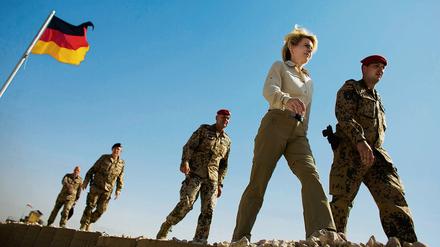 Losmarschiert. Verteidigungsministerin von der Leyen mit ihren Soldaten, hier in Afghanistan.