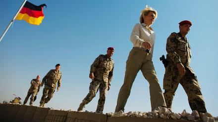 Die deutsche Verteidigungsministerin, Ursula von der Leyen besucht Bundeswehr-Truppen in Mazar-i-Sharif (Afghanistan).