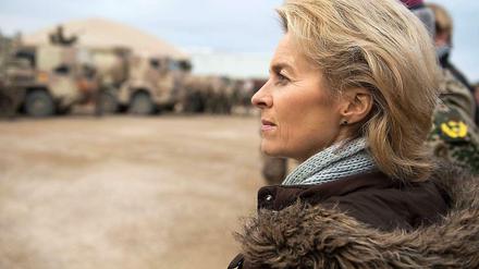 Bei ihrem Rundgang schaut sich die Verteidigungsministerin das Gerät der Bundeswehr an.