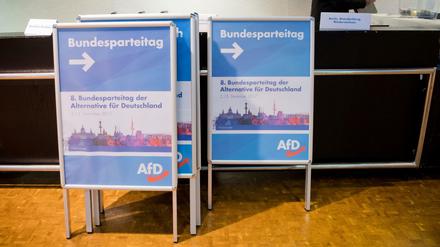 Sie sind schon da. Schilder weisen im Hannover Congress Centrum den Delegierten den Weg.