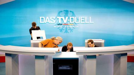 Letzte Vorbereitungen im Studio in Berlin-Adlershof: Ab 20.15 Uhr treten hier Peer Steinbrück und Angela Merkel im TV-Duell gegeneinander an.