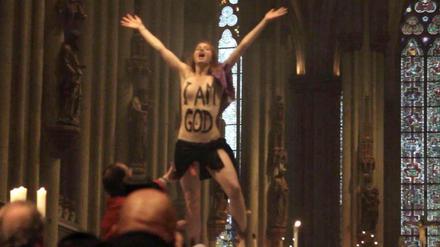 Eine Femen-Aktivistin ist während der Weihnachtsmesse im Kölner Dom nackt auf den Altar gesprungen.