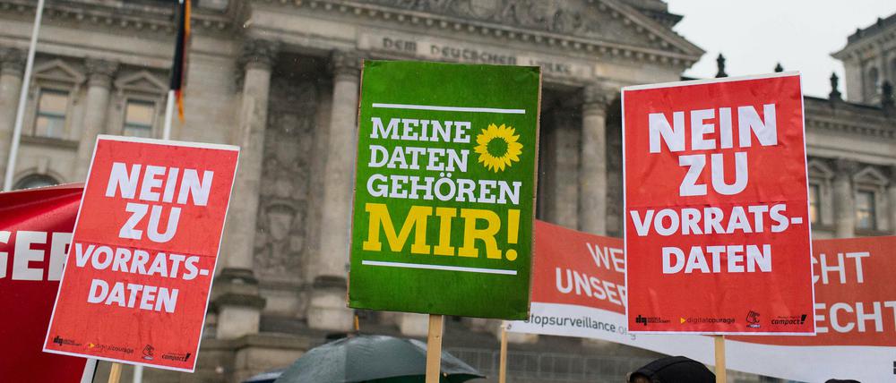 Vor dem Reichstag protestierten am Freitag Aktivisten gegen die Vorratsdatenspeicherung. 