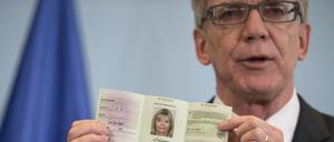 Bundesinnenminister Thomas de Maiziere den neuen Flüchtlingsausweis, genannt Ankunftsnachweis.