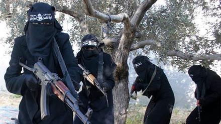 Screenshot eines Propagandavideos der Terrormiliz "Islamischer Staat", das angeblich Kämpferinnen im Einsatz zeigt 