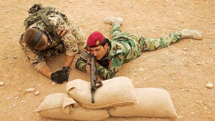 Schon jetzt sind einige deutsche Soldaten in Erbil, um kurdische Peschmerga im Umgang mit deutschen Waffen einzuweisen.