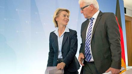 Bundesverteidigungsministerin Ursula von der Leyen (CDU) und Außenminister Frank-Walter Steinmeier zu Waffenlieferungen in den Irak bereit.