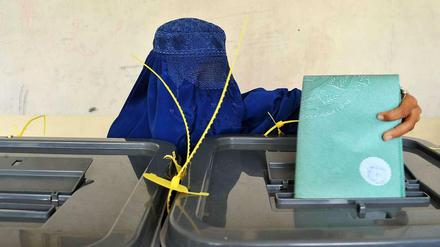 Den Anschlagsdrohungen der Taliban zum Trotz, lag die Wahlbeteiligung in Afghanistan nach offiziellen Angaben bei über 50 Prozent. 