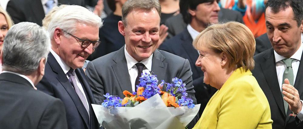 Blumen von der Kanzlerin: Frank-Walter Steinmeier.