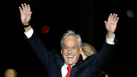 Der konservative Kandidat Sebastian Pinera jubelt nach Bekanntgabe seines Sieges bei der Präsidentenwahl in Chile.