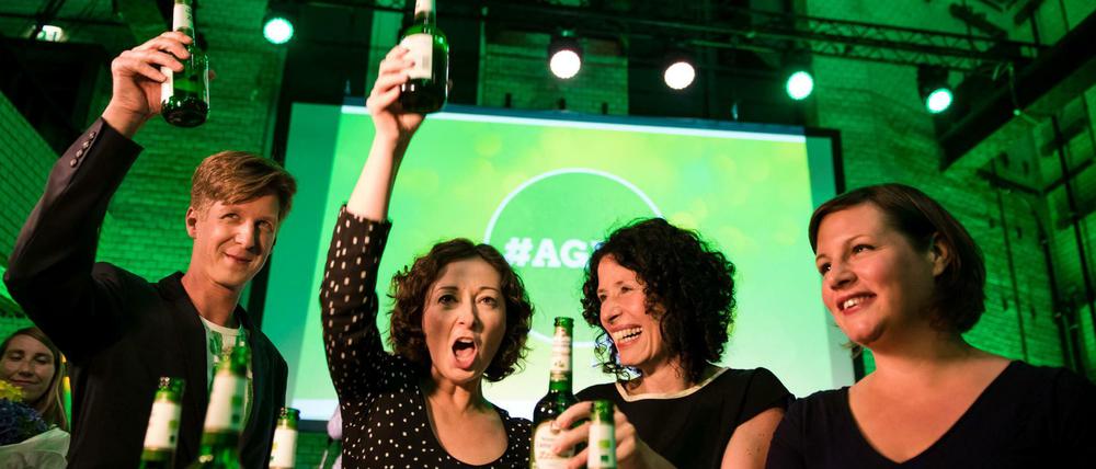 Hoch die Flaschen: Die vier Spitzenkandidaten der Grünen feiern das Berliner Ergebnis.