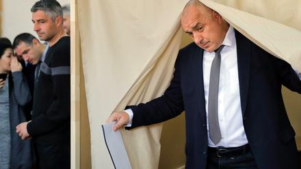 Boiko Borissow von der GERB Partei kommt am in einem Wahllokal in Sofia (Bulgarien) aus einer Wahlkabine.