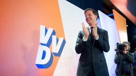 Der amtierende Ministerpräsident und Wahlgewinner Mark Rutte freut sich am 15.03.2017 in Den Haag (Niederlande) bei einer Wahlparty seiner Partei VVD. Die rechtsliberale Partei von Rutte hat bei der Parlamentswahl den rechtspopulistischen Herausforderer Wilders klar abgewehrt. 