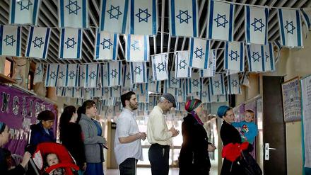 Schlange stehen: Viele Israelis machten am Dienstag von ihrem Stimmrecht Gebrauch. Die Wahlbeteiligung war ähnlich hoch wie vor zwei Jahren.