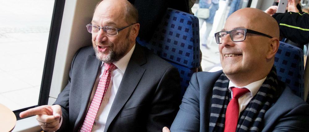 Der SPD-Kanzlerkandidat Martin Schulz (l.) und Schleswig-Holsteins Ministerpräsident Torsten Albig (SPD) nehmen den Zug zu einer Wahlkampfveranstaltung in Lübeck. 