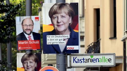 Vorbild Angela Merkel? Ein Schulz-Plakat in Berlin, umringt von Werbung für die Kanzlerin.