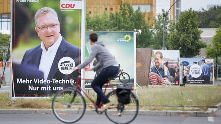 Wahlplakate mit Berlins Innensenator Frank Henkel (CDU) und dem Regierendem Bürgermeister Michael Müller (SPD). 