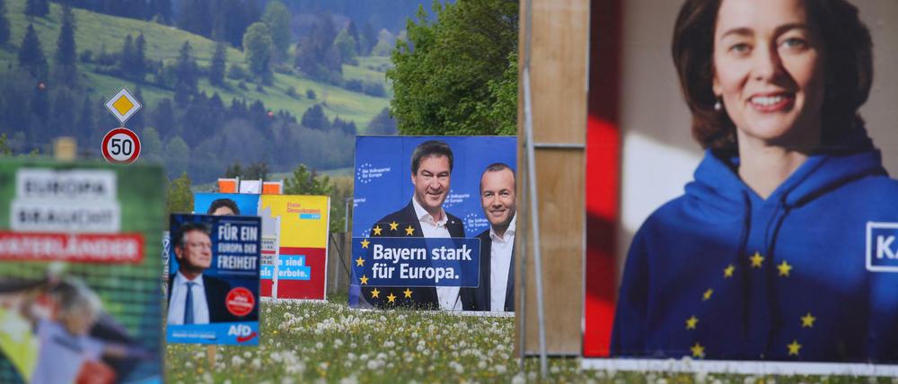 In Bayern stehen die Wahlplakate in landschaftlicher Idylle.