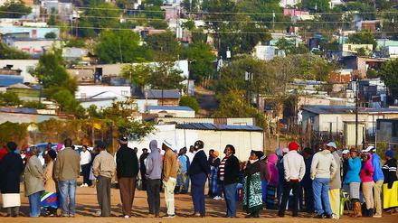 Morgens um sieben Uhr haben die Wahllokale in Südafrika ihre Türen geöffnet. Es bildeten sich vielerorts lange Schlange von Stimmberechtigten davor. 