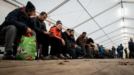 Flüchtlinge warten in einem Zelt vor dem Landesamt für Gesundheit und Soziales in Berlin auf ihre Registrierung. 
