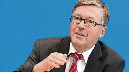 Der Wehrbeauftragte des Bundestages, Hans-Peter Bartels (SPD), hatte schon im letzten Wehrbericht mehr Personal für die Bundeswehr angemahnt.