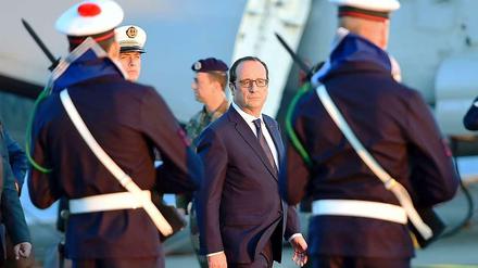 Frankreichs Präsident François Hollande an Bord des Flugzeugträgers Charles de Gaulle.