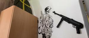 Der alte Ungeist. Zeichnung eines Wehrmachtssoldaten und eine Maschinenpistole aus der Nazizeit in der Kaserne im Elsass, in der Franco A. stationiert war