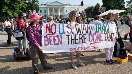 "Kein US-Krieg im Irak - waren dort, haben's schon gemacht" - das steht sinngemäß auf dem Plakat der Frauen, die vor dem Weißen Haus in Washington gegen eine Entsendung von US-Truppen nach Bagdad demonstrieren.