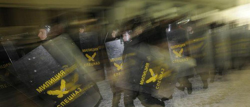 Weißrussische Polizisten vor einem Regierungsgebäude in Minsk 2010. Sie sollen eine Demonstration verhindern.