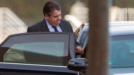 Der SPD-Vorsitzende in Vizekanzler Sigmar Gabriel verlässt am 01.11.2015 das Bundeskanzleramt in Berlin. Die Koalitionsspitze traf sich zur Beratung über die Flüchtlingskrise. 