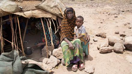 Die äthiopische Bäuerin Zahara Mohammed, hier mit ihrem Enkel Arab Mohammed vor ihrer Hütte, hat durch eine schwere Dürre fast alles Vieh verloren, das sie besaß. 